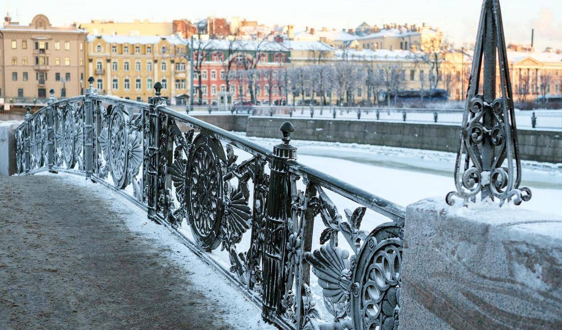 Санкт-Петербург в январе: Нева под тонкой коркой льда