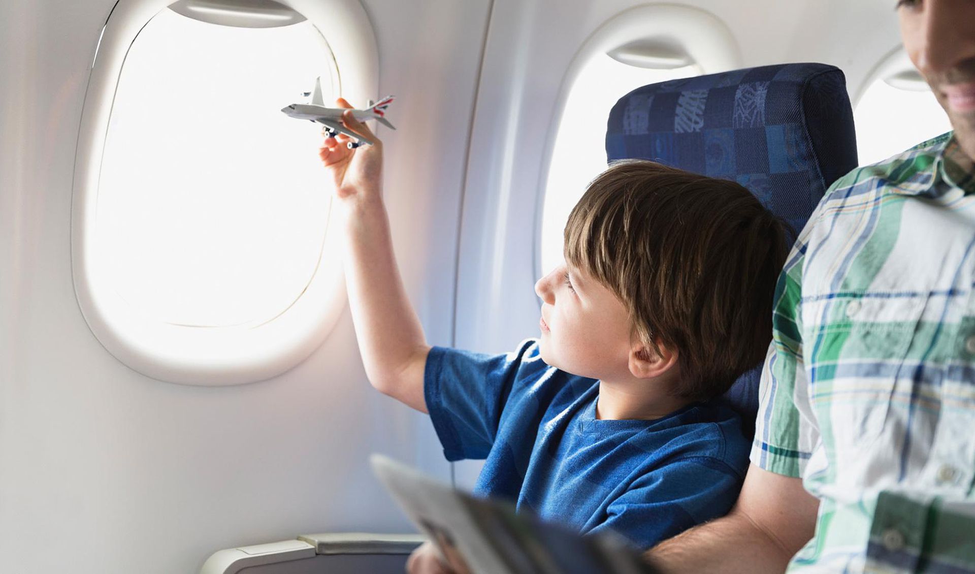 Комфорт на высоте: какие места в самолете лучше выбрать, если вы летите с ребенком