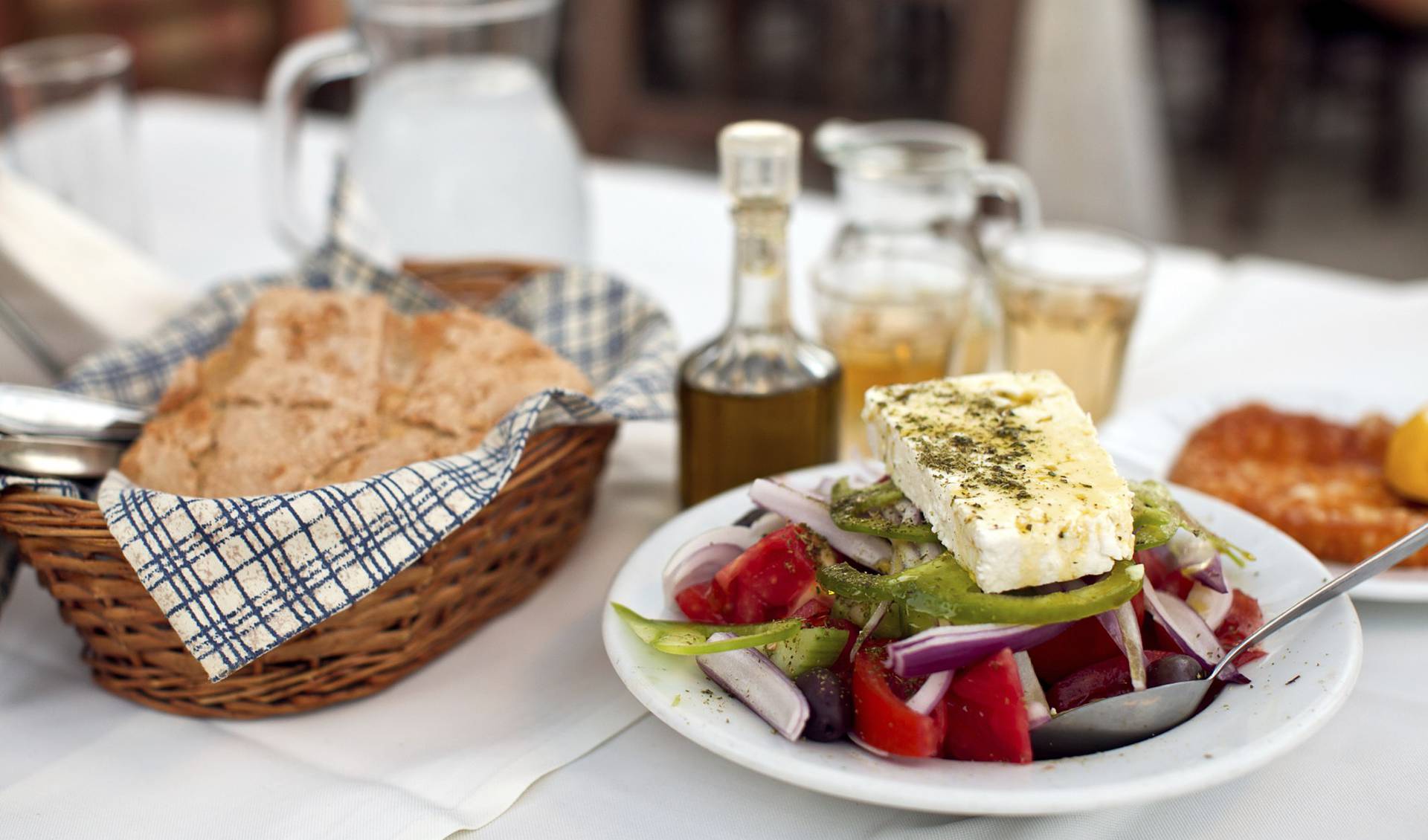 Что попробовать в Греции: стоимость питания в ресторанах и супермаркетах