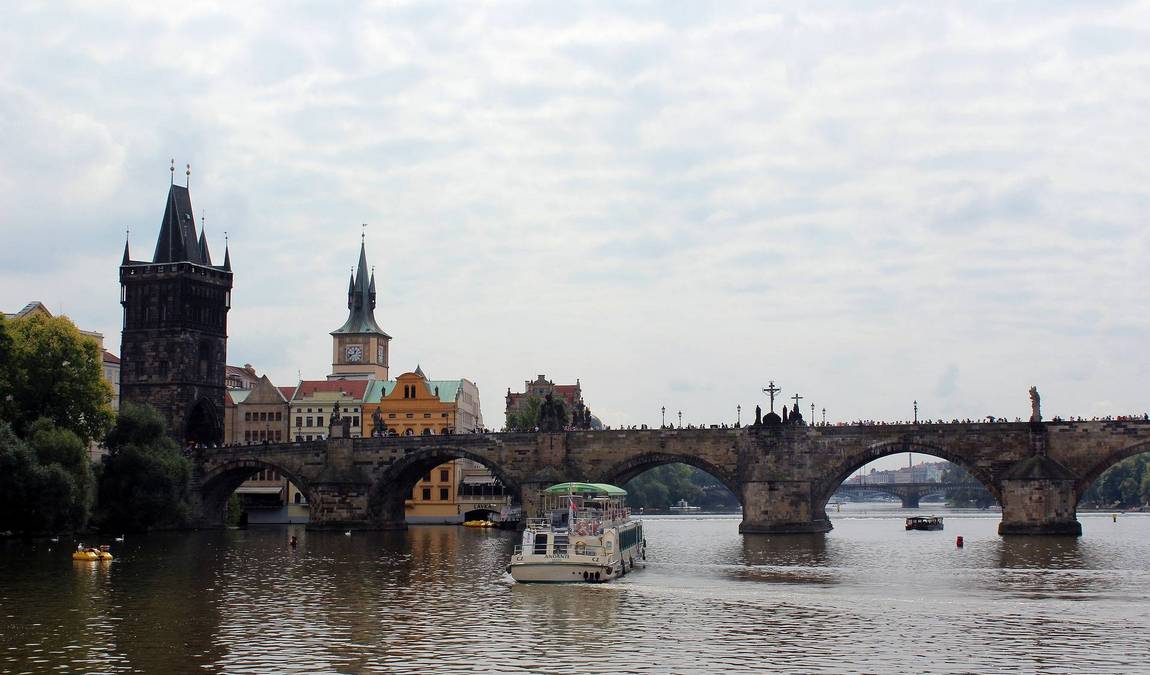 charles bridge photo 3