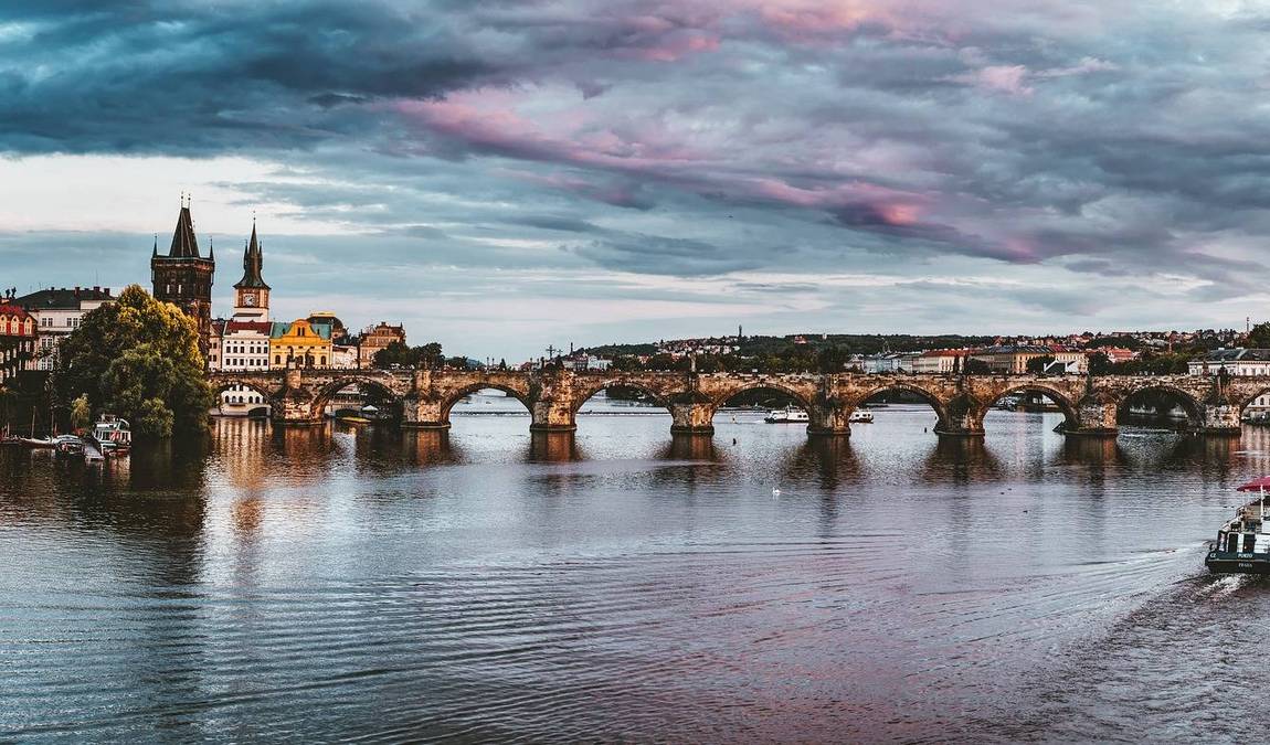 charles bridge photo 5