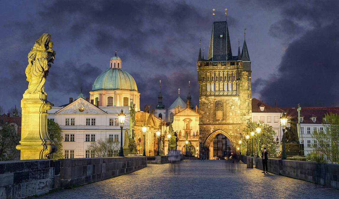 charles bridge photo 6