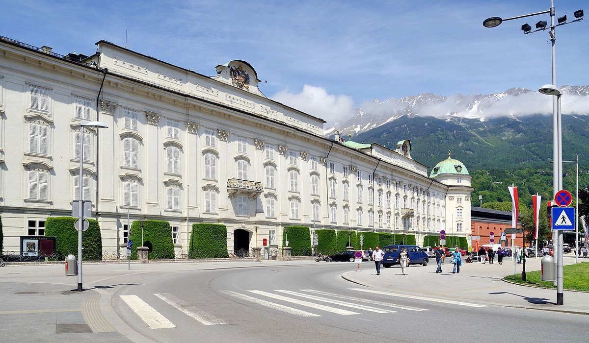 Дворец Хофбург в Инсбруке