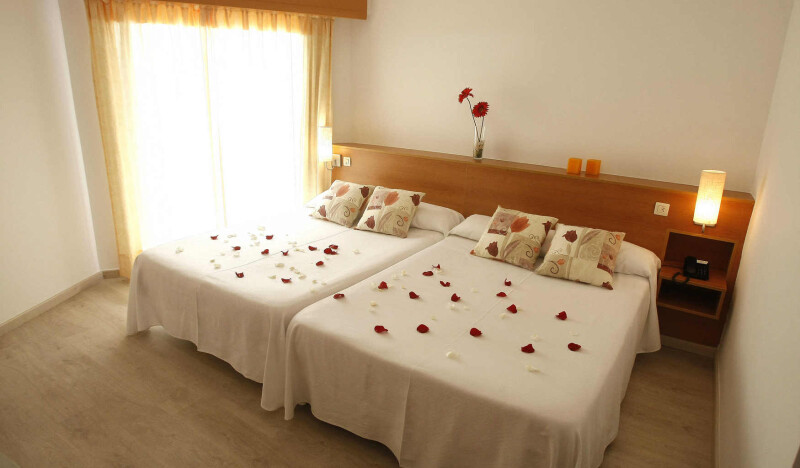 Hotel Alone