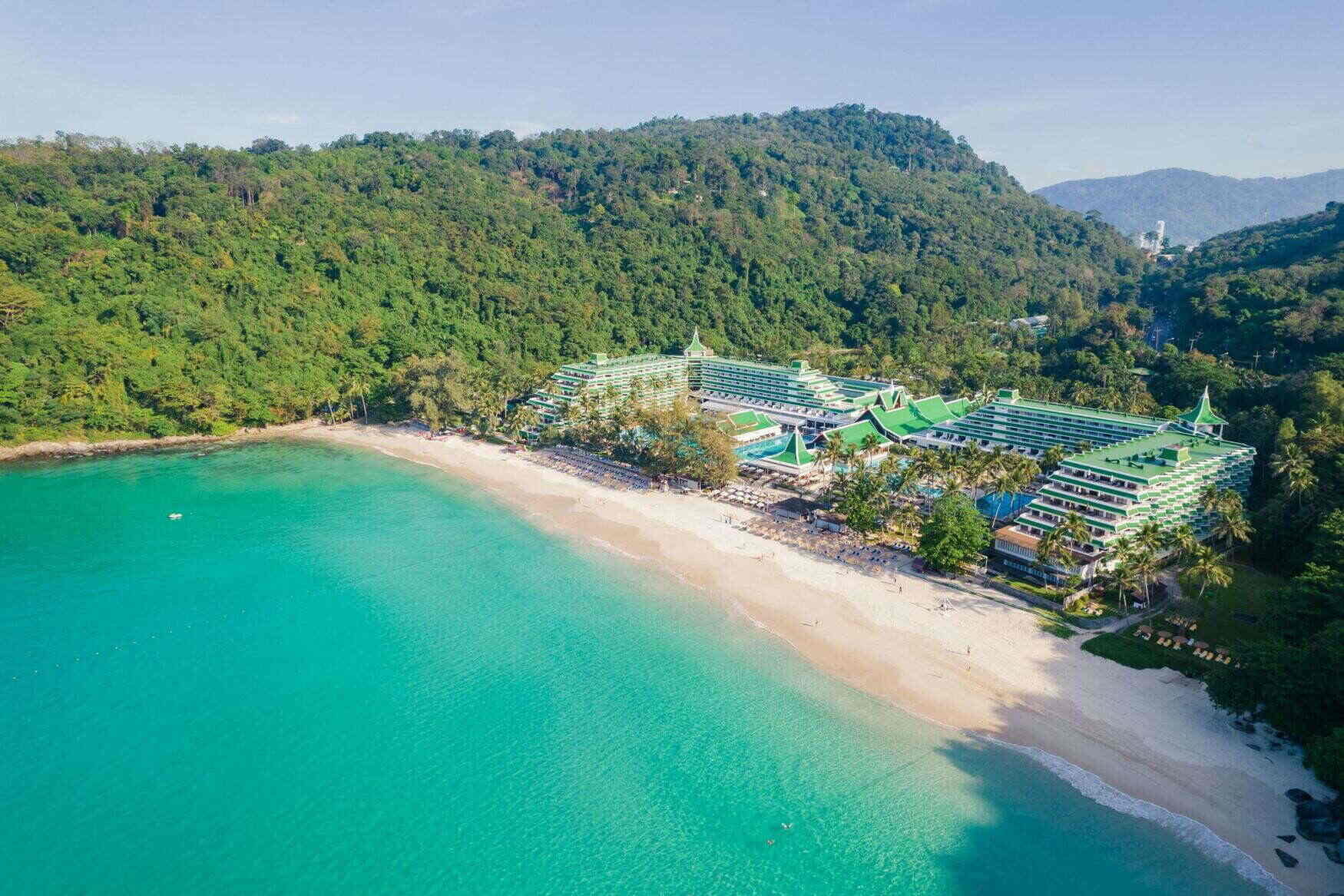 Meridien phuket mai khao. Ле Меридиен Пхукет. Карон Бич Пхукет. Le Meridien Phuket Beach Resort. Пляж Карон Пхукет.