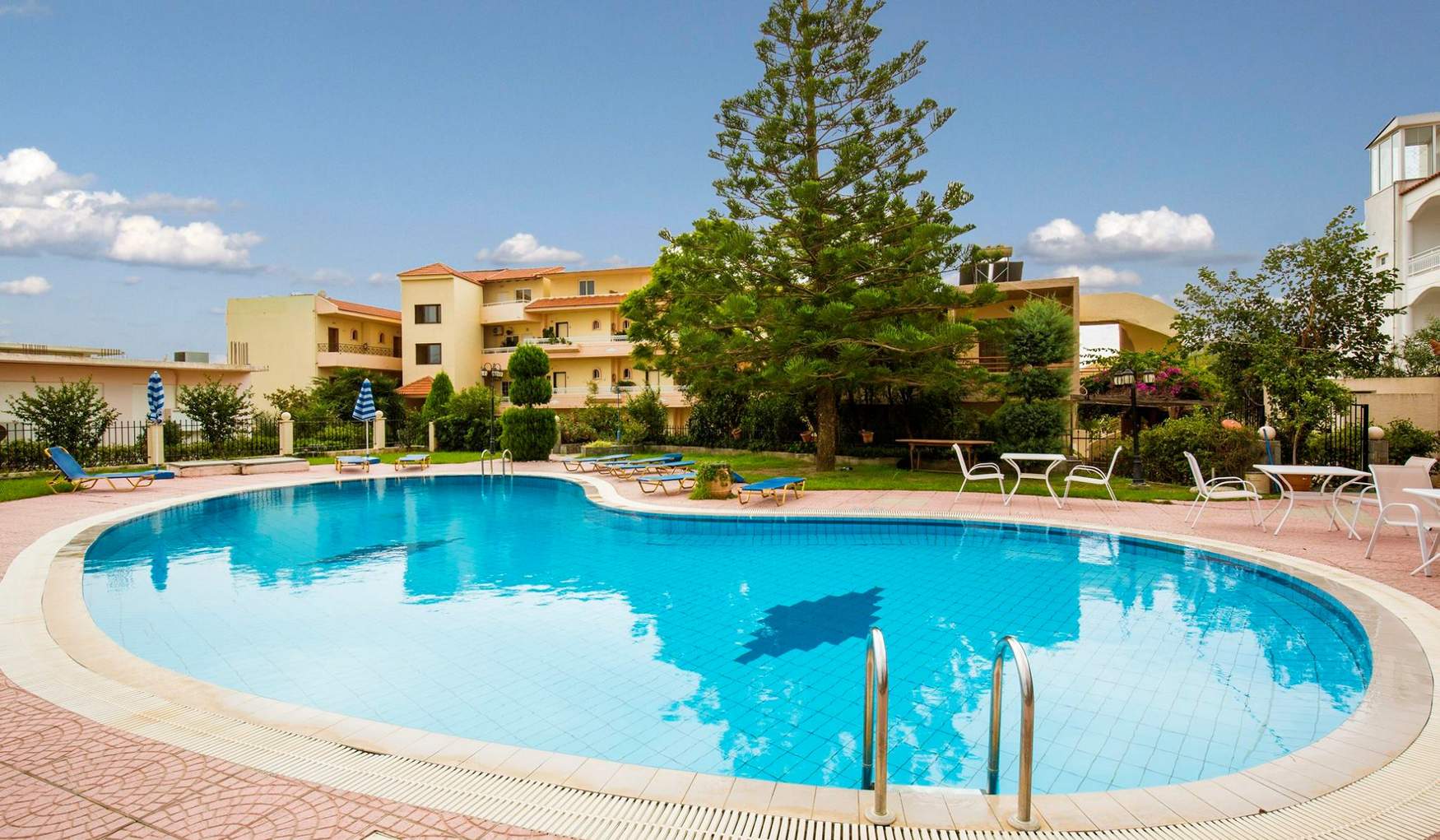Lyristis Studios & Apartments