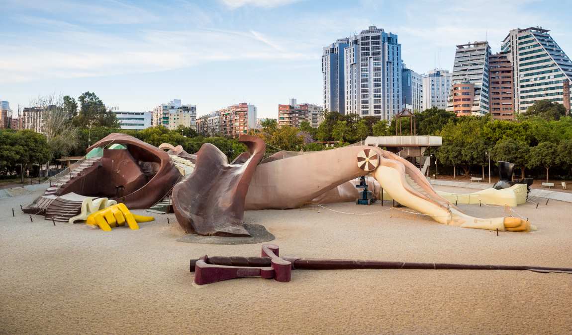 Детский парк «Гулливер» в Валенсии, расположенный в русле реки Турии