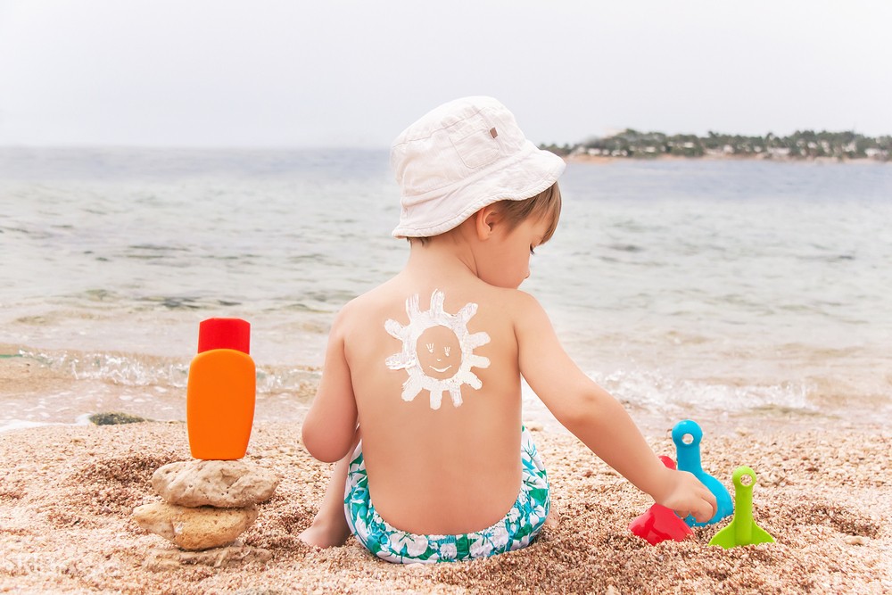 Солнцезащитные средства для детей: полезная одежка на лето