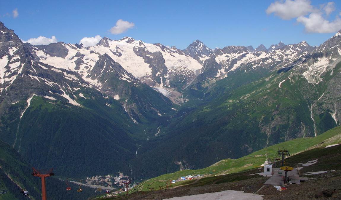 Вид на Домбайскую поляну в Домбае