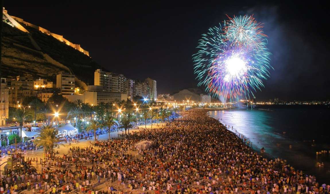 Праздник Les Fogueres de Sant Joan в Аликанте