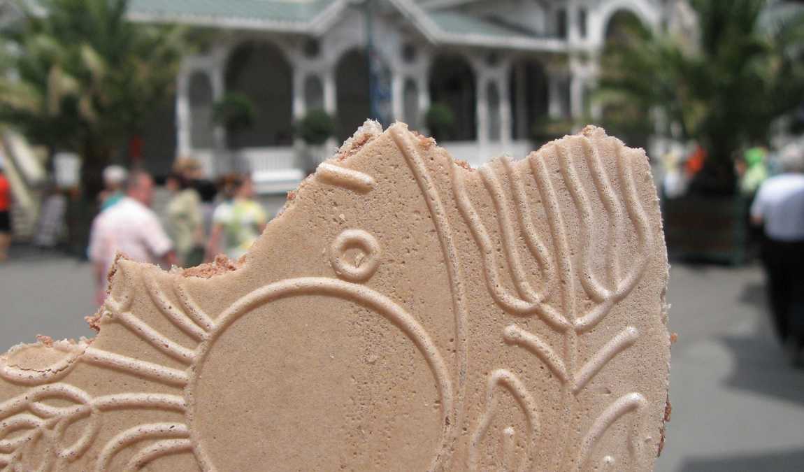 Сувениры и подарки из Карловых Вар для взрослых и детей: подробный список и рекомендации 