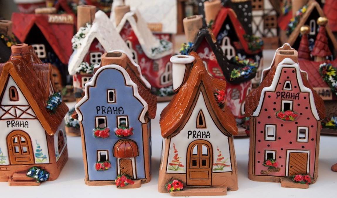 Сувенирный домик как пример подарка из Праги