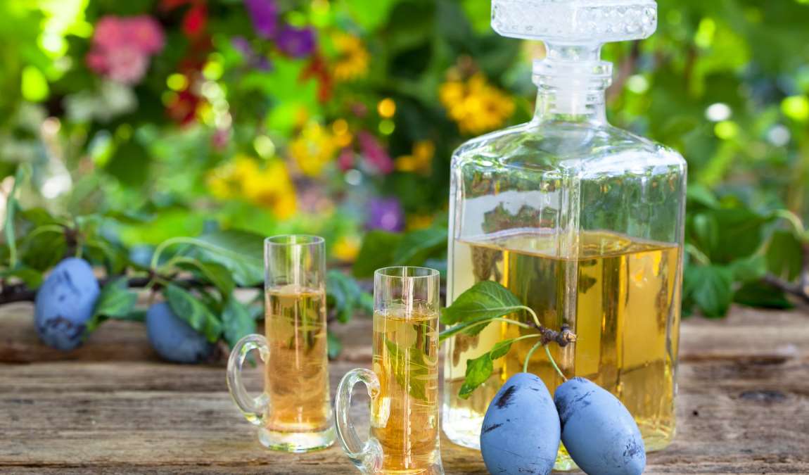 Сливовица как пример подарка из Праги