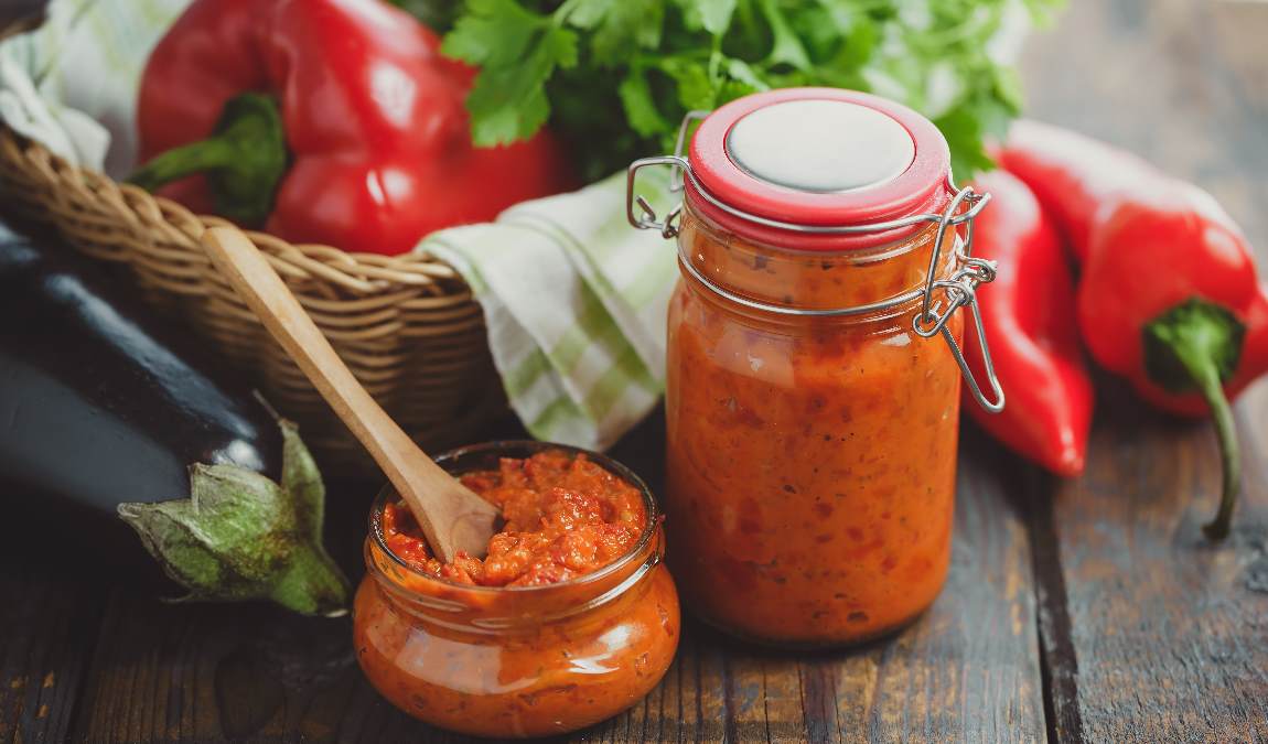 Лютеница как пример подарка из Софии для гурманов