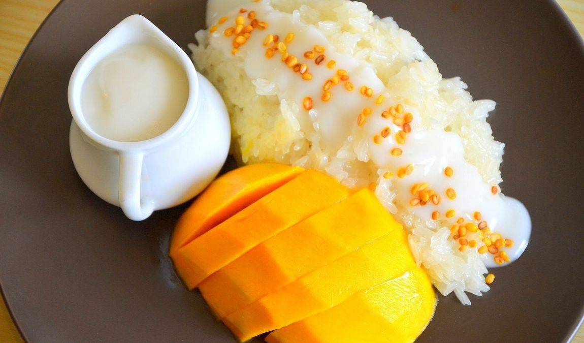 Что попробовать в Паттайе: кхау ниао мамуанг