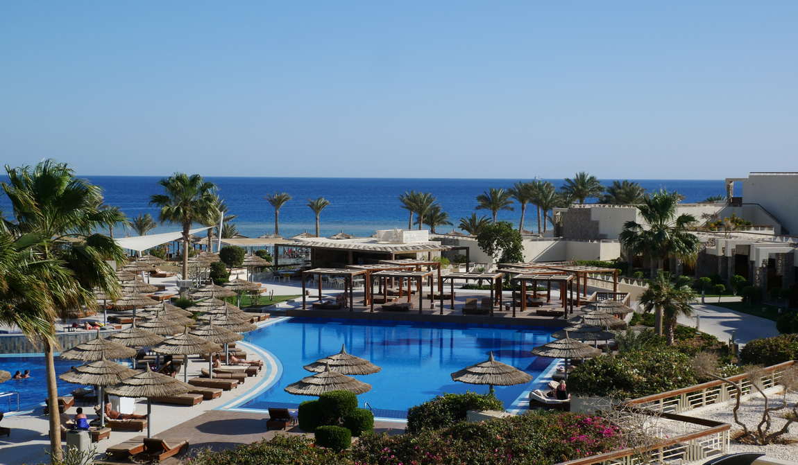 Египет апрель на двоих. Шарм Эль Шейх в апреле. Хургада в апреле. Море в Египте в апреле. Египет лучшие курорты в апреле.