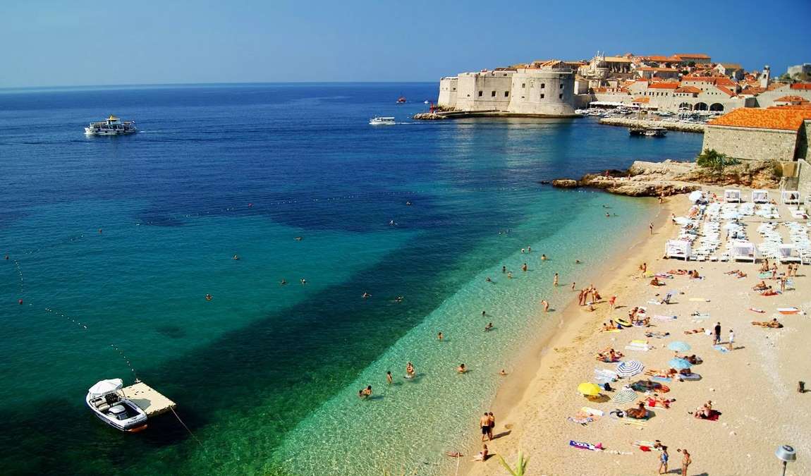 Пляж Банье в городе Дубровник Хорватия