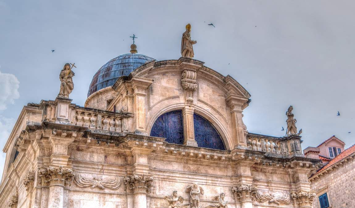 Церковь Святого Влаха со статуей Святого Власия в Дубровнике на площади Ложа, Хорватия