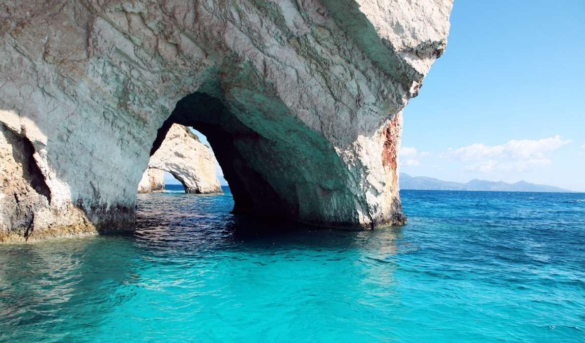 Голубые пещеры на острове Закинф в Греции