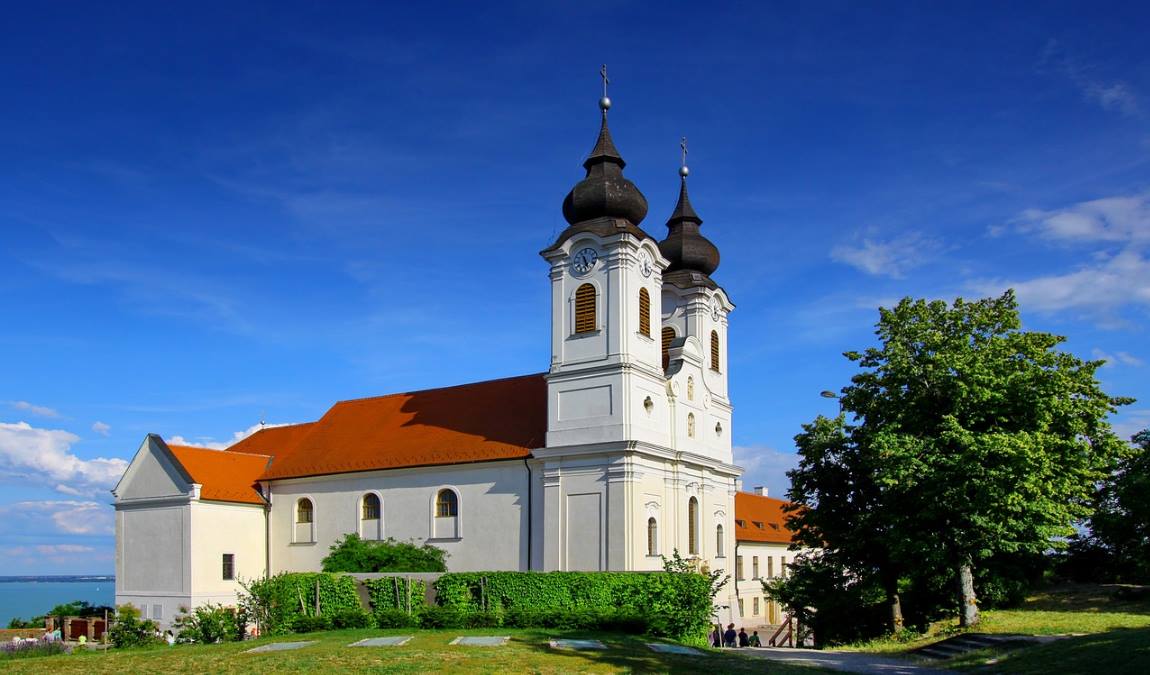 Древнейший католический монастырь в Венгрии аббатство Паннонхальма на полуострове Тихань