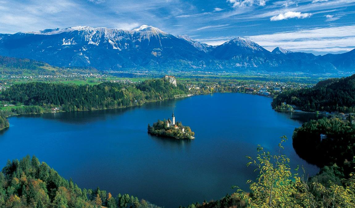 Вид на озеро Блед у подножия Юлийских Альп в Словении