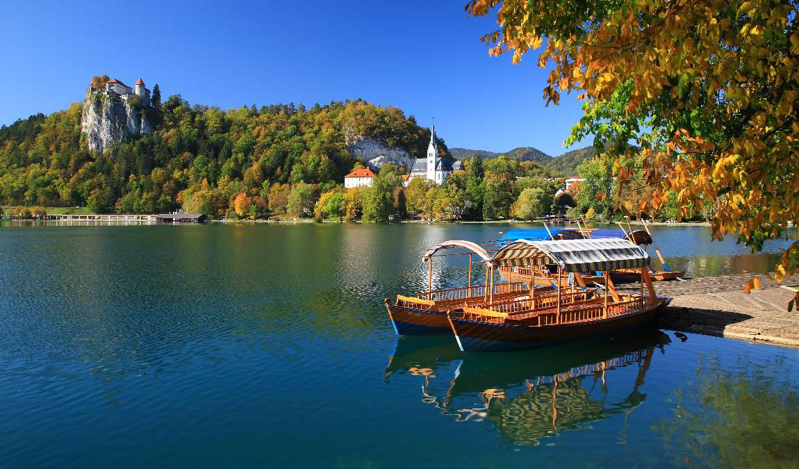Лодка плетна на озере Блед в Словении
