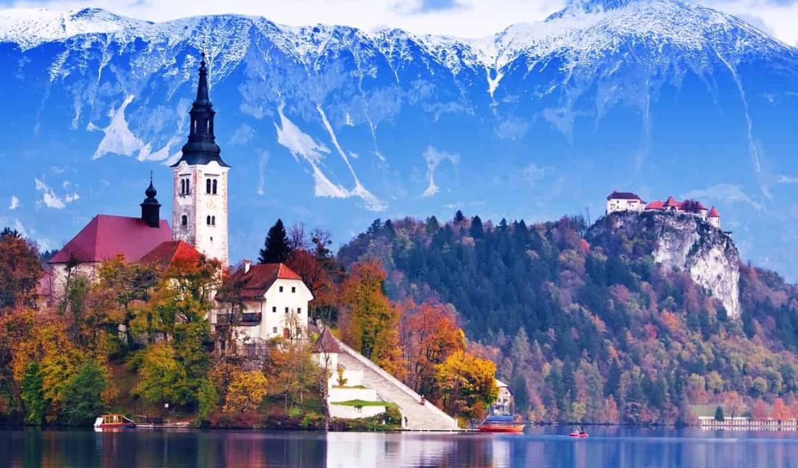 Церковь Успения Девы Марии посреди озера Блед в Словении