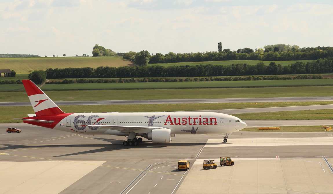 Самолет в вене. Вена с самолета. Austrian Airlines Cargo. Austrian Airlines. Airports Austria.