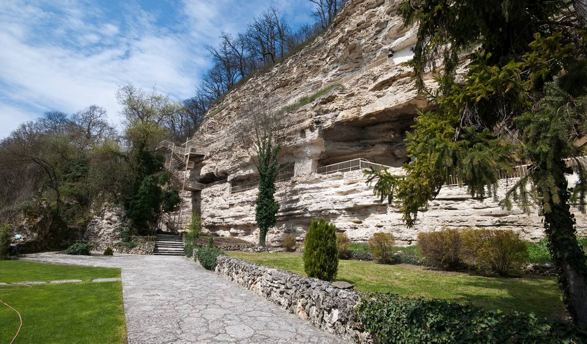 Экскурсионный отдых в Золотых Песках: монастырь Аладжа