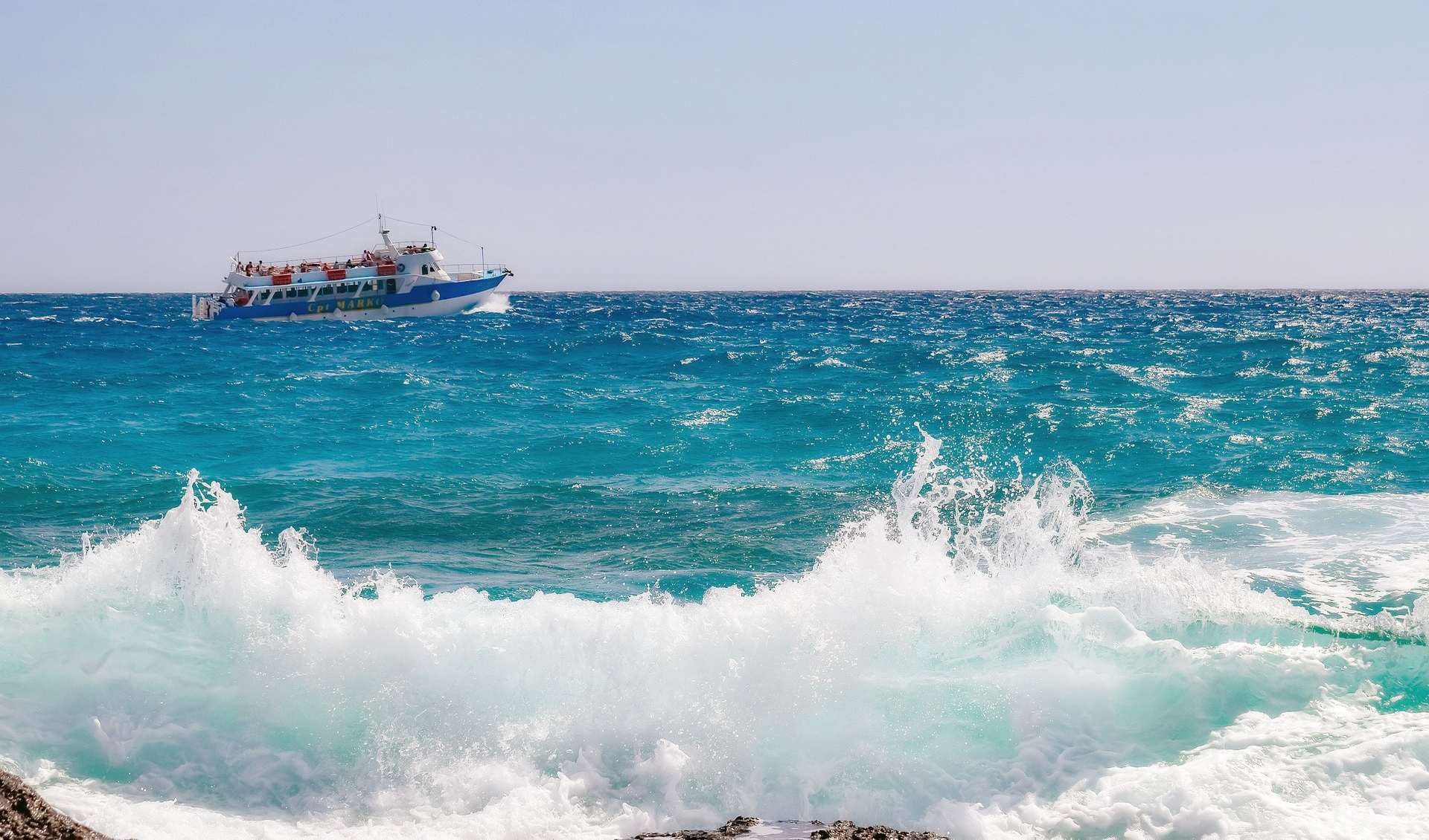 Море с волнами на Кипре