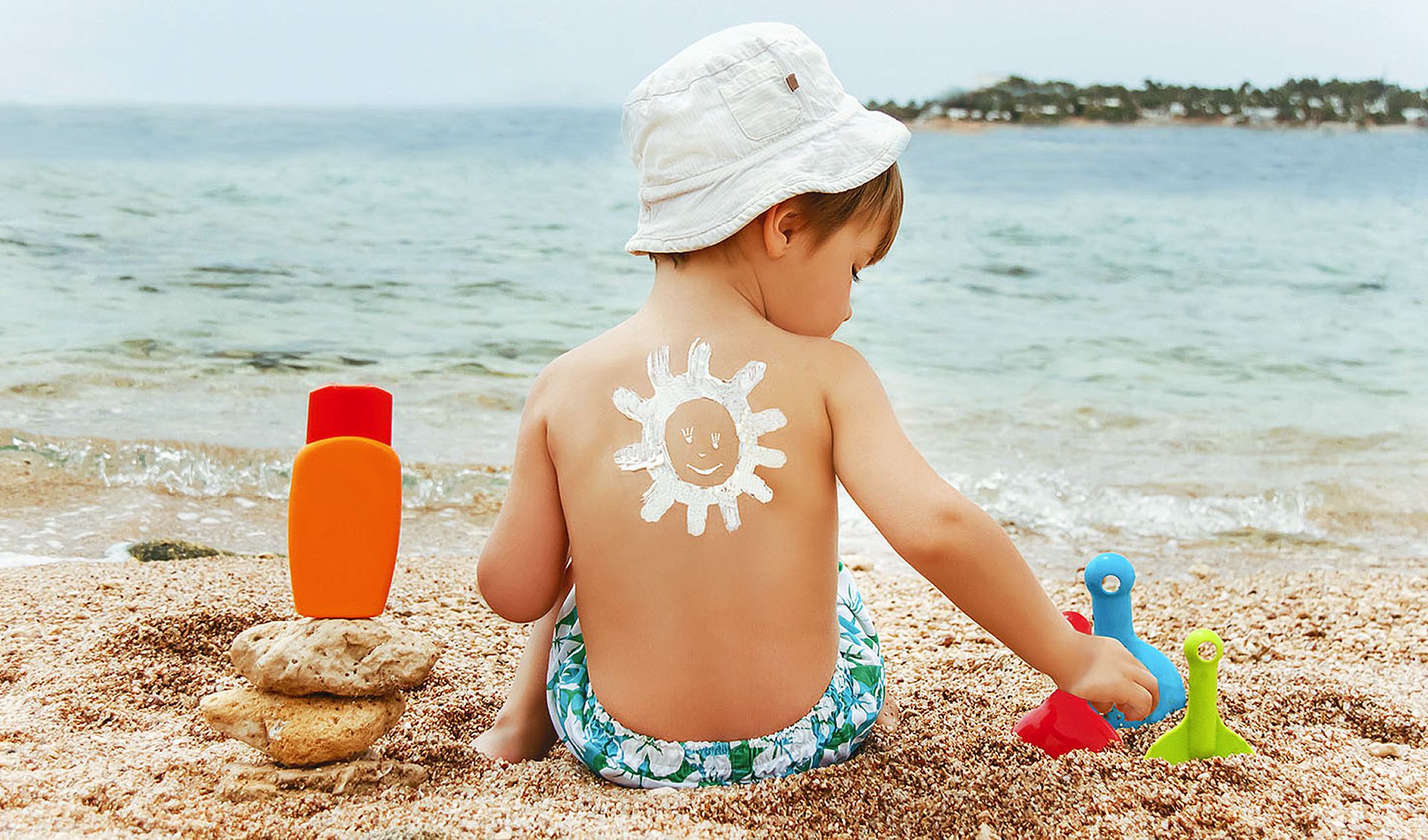 Солнцезащитные средства для детей: полезная одежка на лето